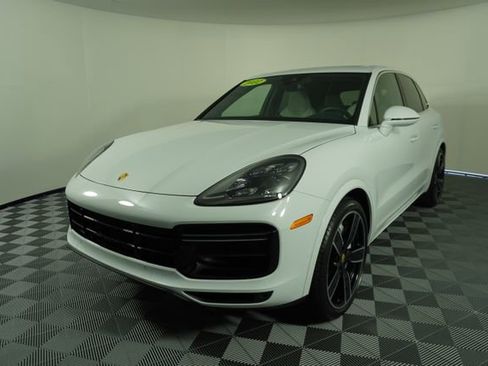 Used 2022 Porsche Cayenne Turbo image 3