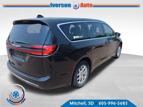 Used 2023 Chrysler Pacifica Touring-L FWD image 5