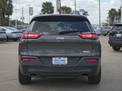 Used 2017 Jeep Cherokee Latitude w/ Comfort & Sound Group FWD image 5