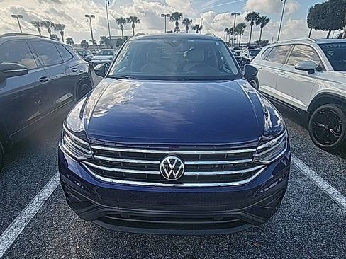 Used 2024 Volkswagen Tiguan SE FWD image 1