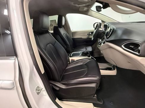 Used 2024 Chrysler Pacifica Touring-L image 13