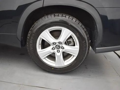 Used 2025 Toyota Highlander LE FWD image 37