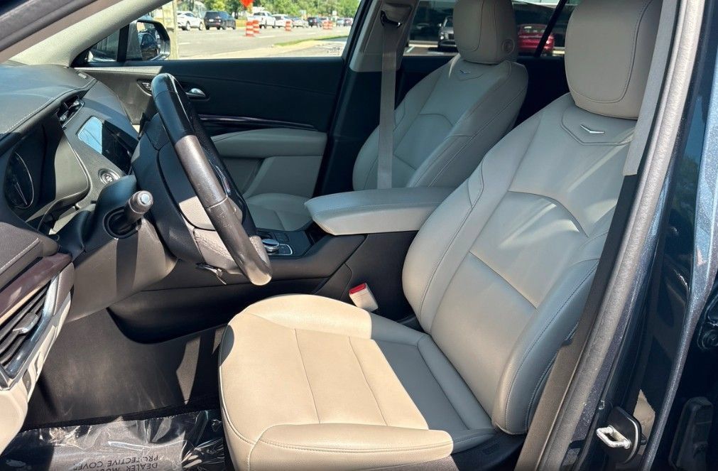 Used 2019 Cadillac XT4 Luxury w/ Cold Weather Package AWD/4WD image 12