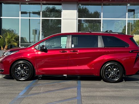 Certified 2025 Toyota Sienna XSE image 9