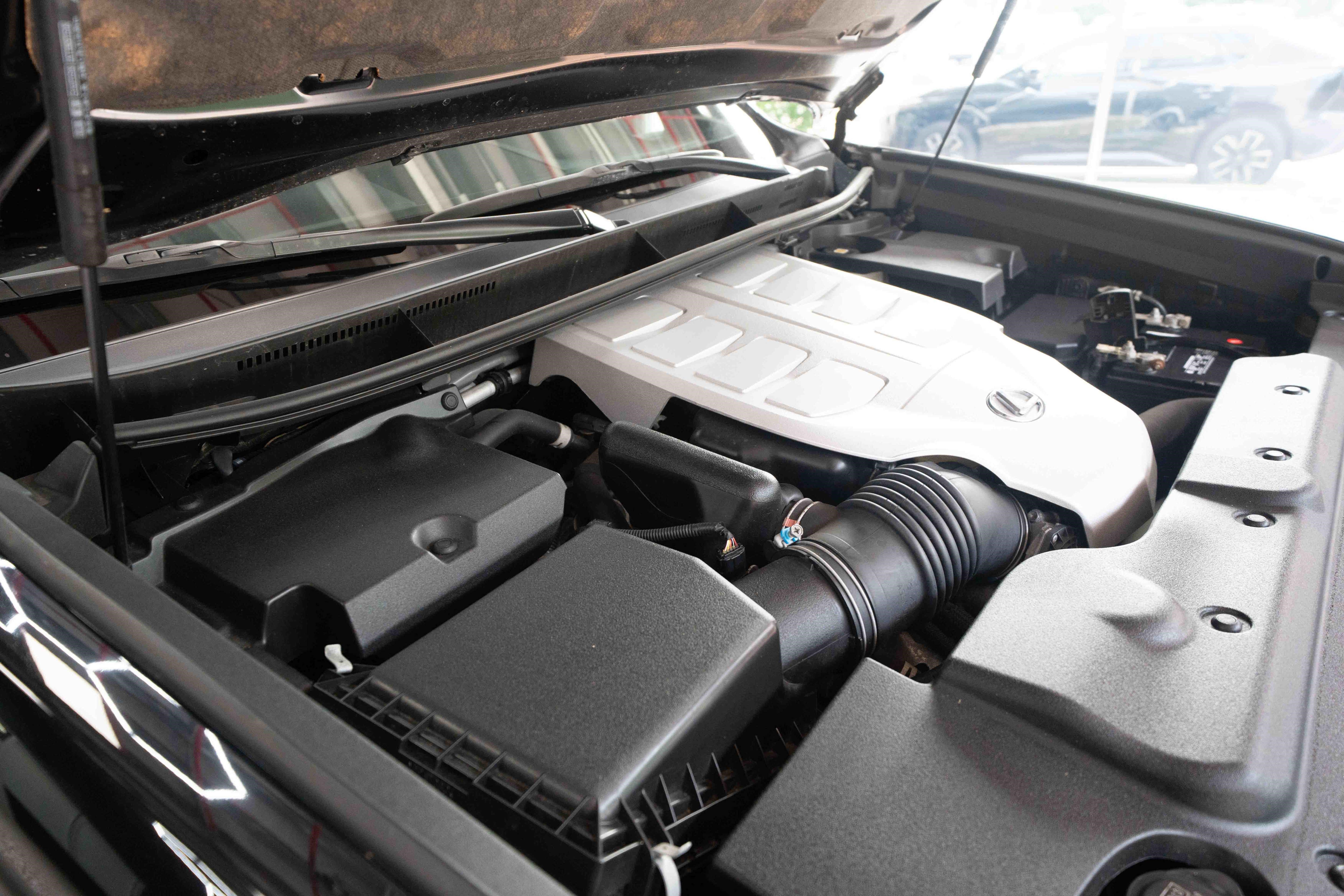 Used 2023 Lexus GX 460 Luxury w/ Sport Design Package AWD/4WD image 32