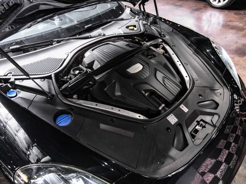 Used 2018 Porsche Panamera 4 image 48