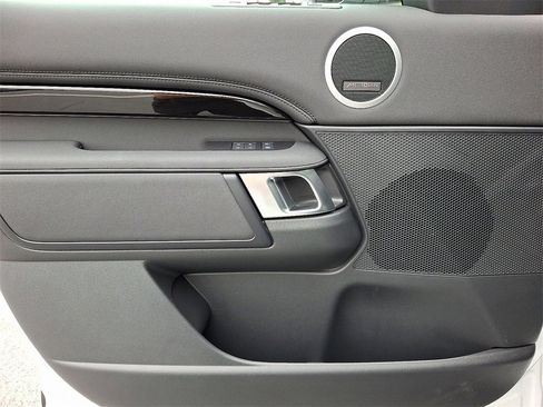 New 2025 Land Rover Discovery S image 7