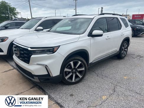 Used 2023 Honda Pilot Touring image 1
