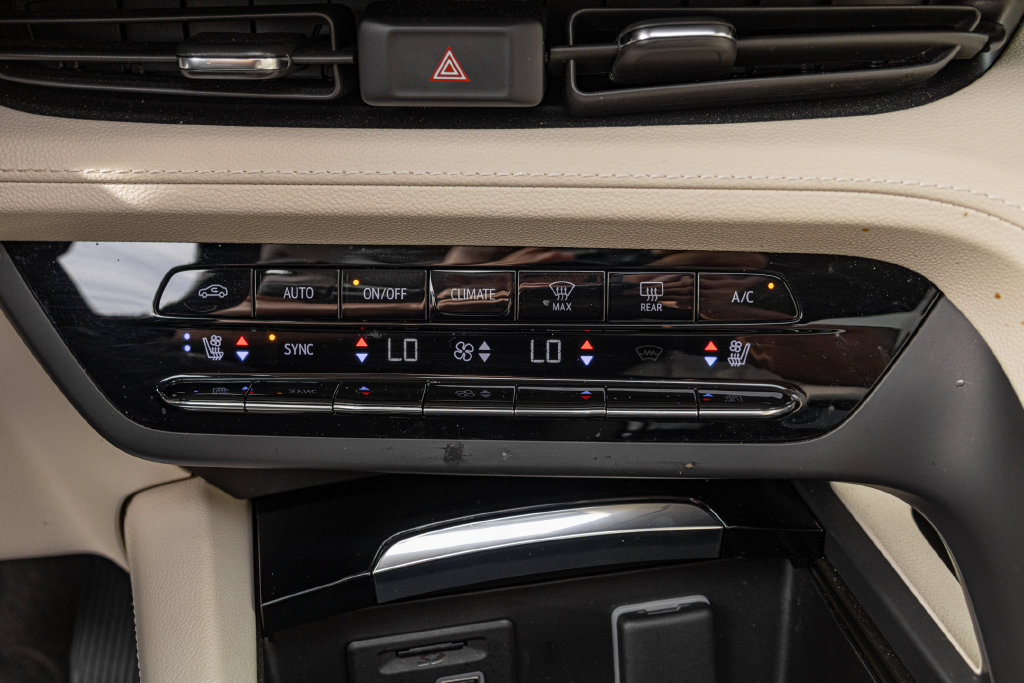Used 2023 Buick Envision Avenir AWD/4WD image 20