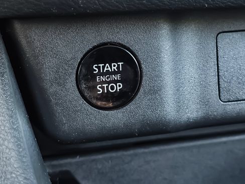Used 2025 Nissan Rogue SV FWD image 18
