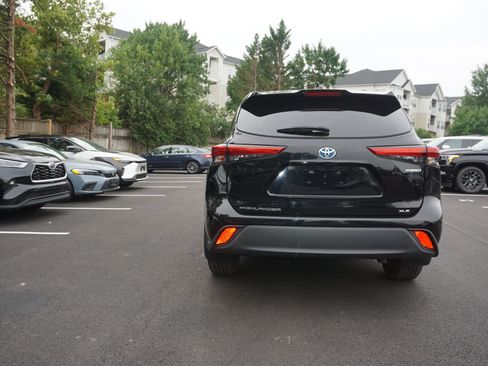 Used 2021 Toyota Highlander XLE AWD/4WD image 5