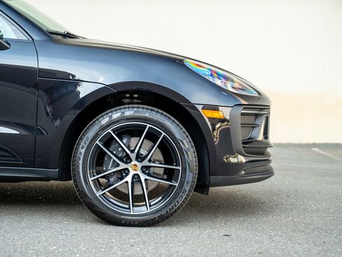 Certified 2025 Porsche Macan AWD/4WD image 9