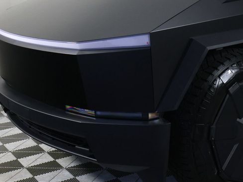 Used 2024 Tesla Cybertruck AWD Crew Cab image 32