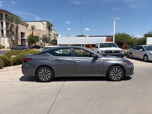 Used 2025 Nissan Altima 2.5 SV FWD image 3