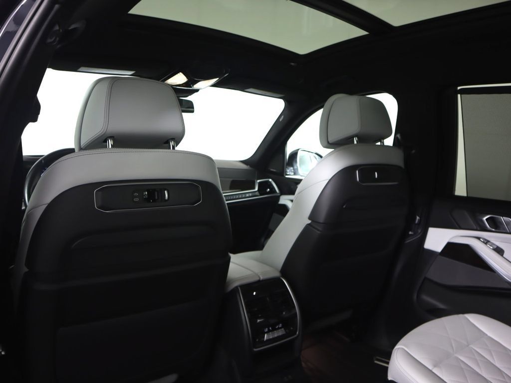 Used 2023 BMW X7 xDrive40i w/ M Sport Package AWD/4WD image 26