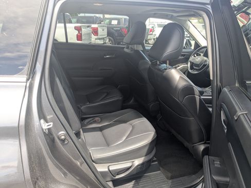 Used 2023 Toyota Highlander XLE AWD/4WD image 31
