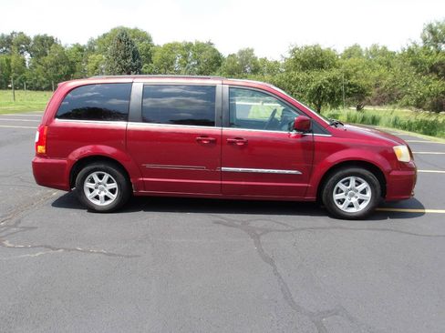 Used 2011 Chrysler Town & Country Touring FWD image 10
