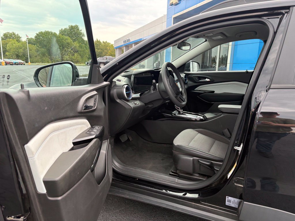 Used 2025 Chevrolet Trax LT FWD image 8