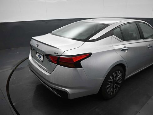 Used 2023 Nissan Altima 2.5 SV FWD image 12