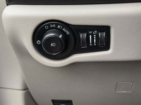 Used 2020 Chrysler Pacifica Limited image 24