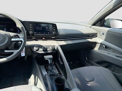 Certified 2025 Hyundai Elantra SE image 22