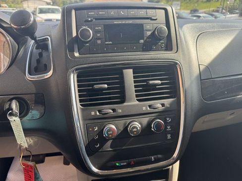 Used 2016 Dodge Grand Caravan American Value Package w/ UConnect Hands-Free Group FWD image 14