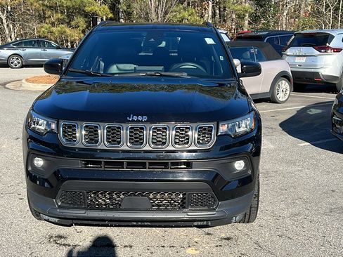 Used 2024 Jeep Compass Latitude image 3