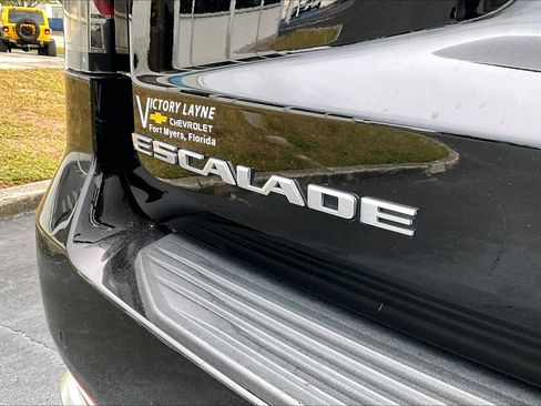 Used 2023 Cadillac Escalade Premium Luxury image 5