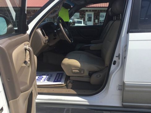 Used 2004 Toyota Sequoia SR5 RWD image 28