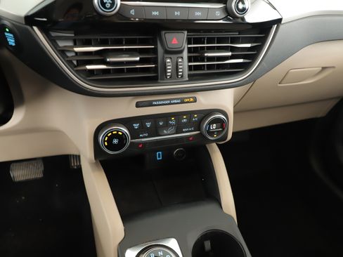 Used 2020 Ford Escape SE image 12