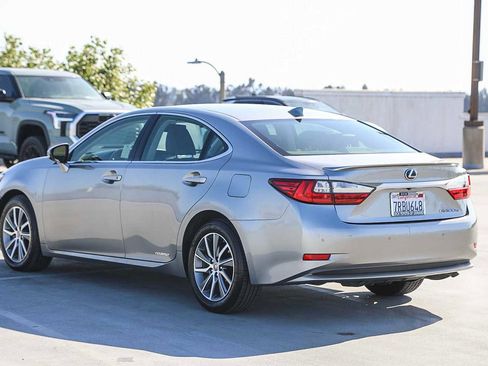 Used 2016 Lexus ES 300h w/ Ultra Luxury Package FWD image 7