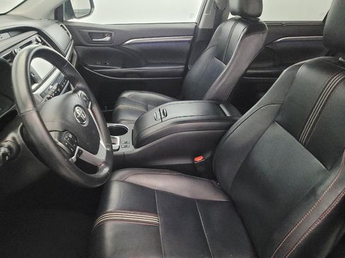 Used 2019 Toyota Highlander SE image 17