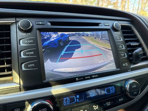 Used 2019 Toyota Highlander XLE image 5