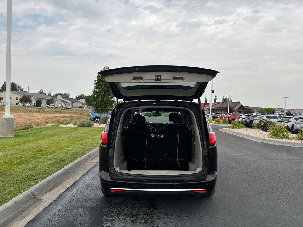 Used 2017 Chrysler Pacifica Touring-L FWD image 5