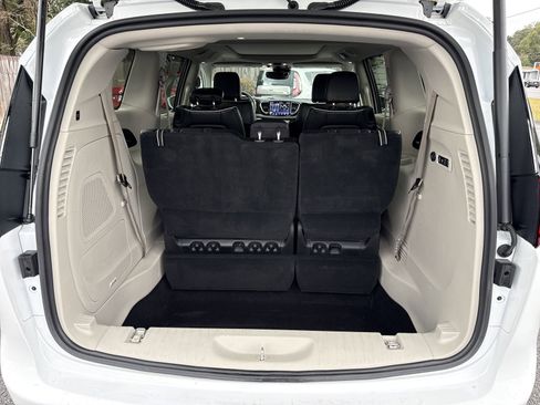 Used 2022 Chrysler Pacifica Limited image 39