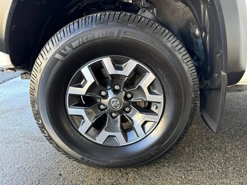 Used 2020 Toyota Tacoma TRD Off-Road AWD/4WD image 20
