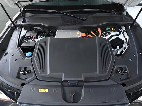 Used 2024 Audi Q8 e-tron Premium image 42