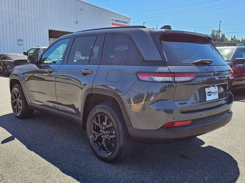 Used 2024 Jeep Grand Cherokee Altitude AWD/4WD image 7