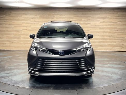 Used 2025 Toyota Sienna Platinum image 22