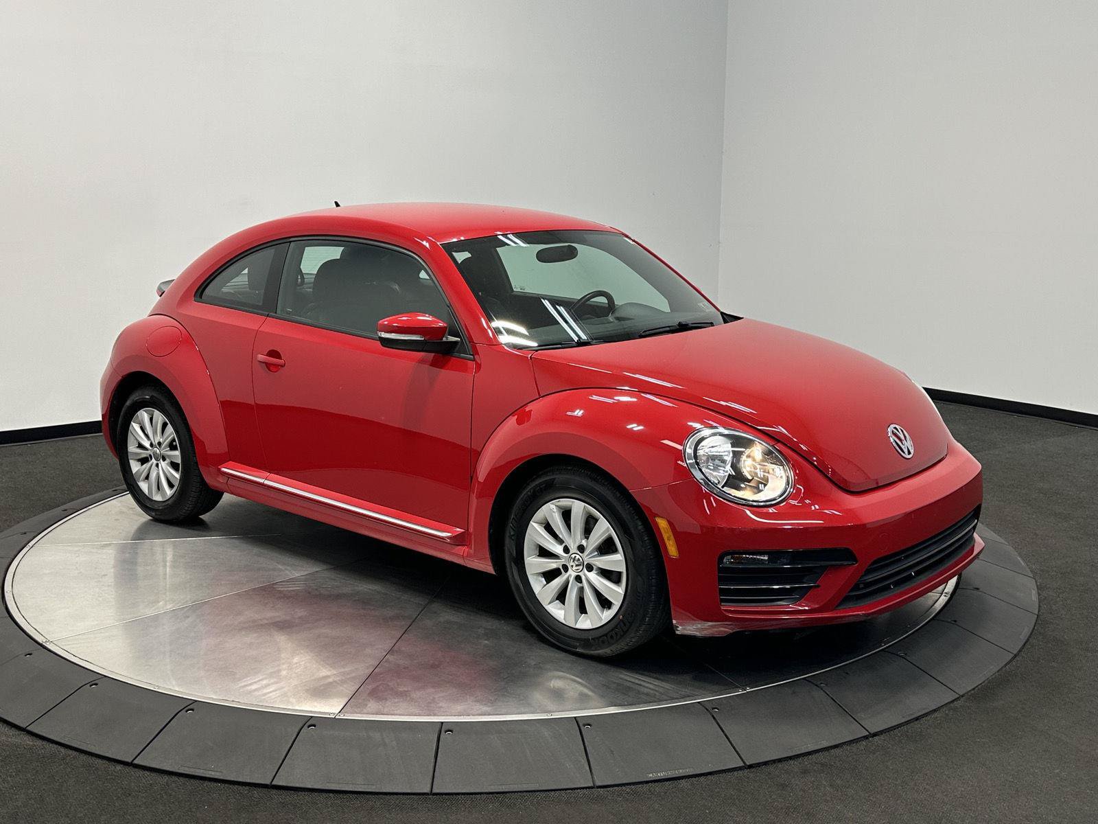 Used 2019 Volkswagen Beetle 2.0T FWD image 2