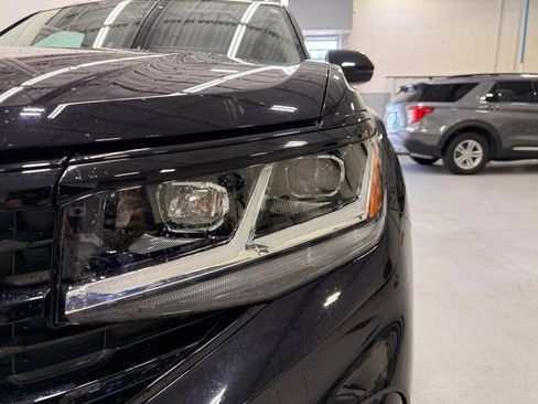 Used 2023 Volkswagen Atlas SEL R-Line AWD/4WD image 9