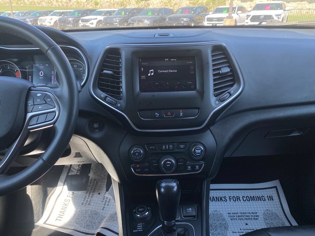 Used 2021 Jeep Cherokee Latitude Plus AWD/4WD image 18