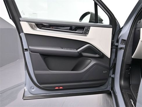 New 2025 Porsche Cayenne S image 14