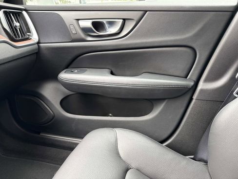 Used 2023 Volvo V60 B5 Cross Country Plus image 21