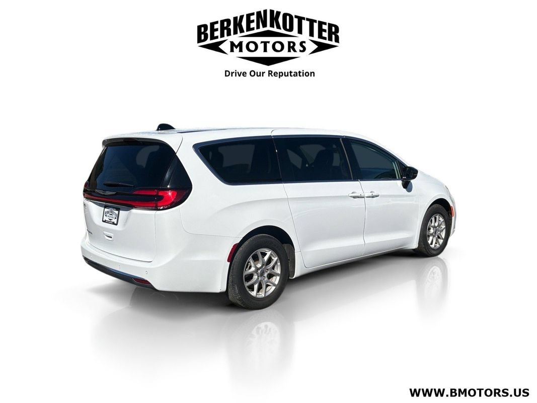 Used 2024 Chrysler Pacifica Touring-L FWD image 3