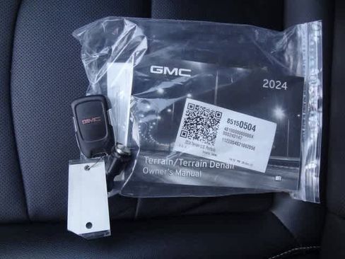 Used 2024 GMC Terrain SLT image 33