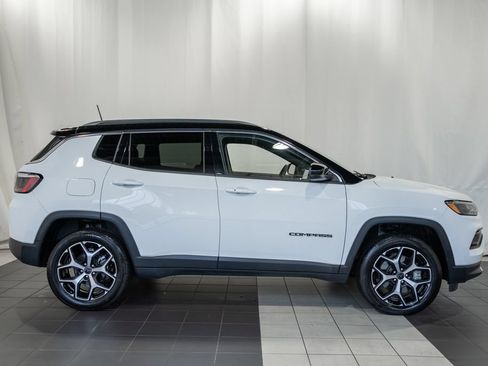 Certified 2025 Jeep Compass Limited AWD/4WD image 3