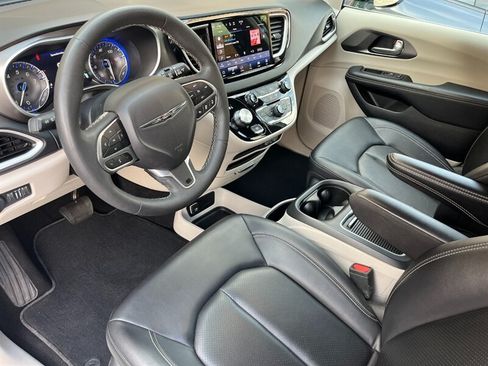 Used 2024 Chrysler Pacifica Touring-L FWD image 2