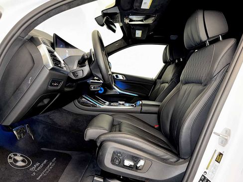 Used 2025 BMW X7 M60i w/ Climate Comfort Package image 9