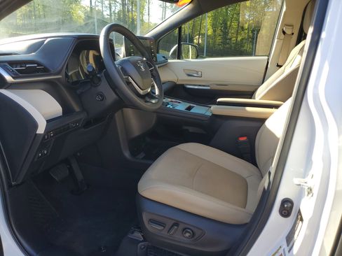 Used 2024 Toyota Sienna Limited image 16